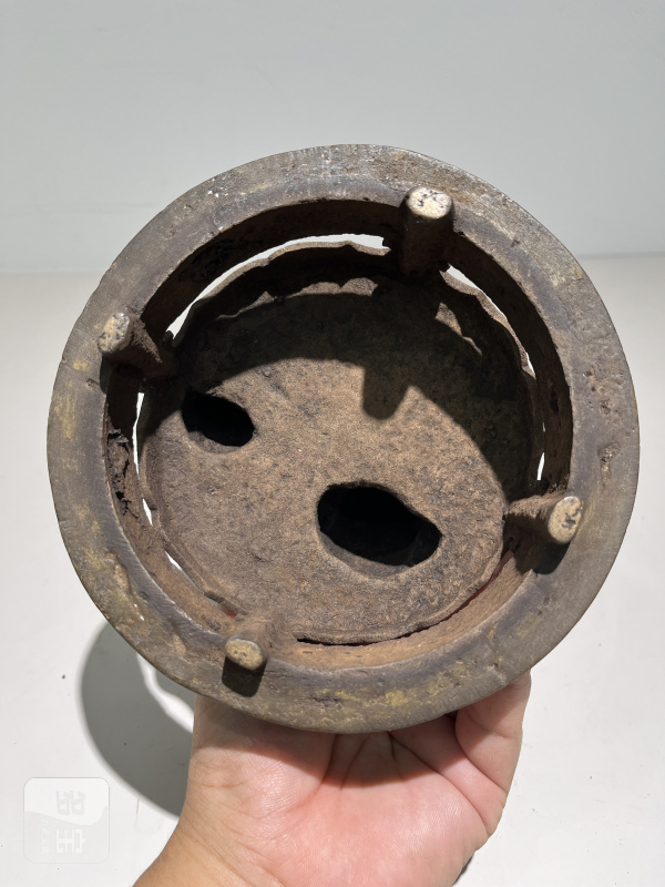 明嘉靖 铜太狮少狮钮朝冠耳熏炉 - 图12